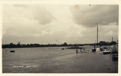 12018 Gezicht op de Rijn te Rhenen, met rechts op de achtergrond de veerpont.